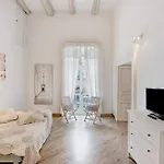 In Pieno Centro Storico Апарт-отель Неаполь