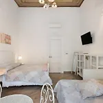In Pieno Centro Storico 3* נאפולי
